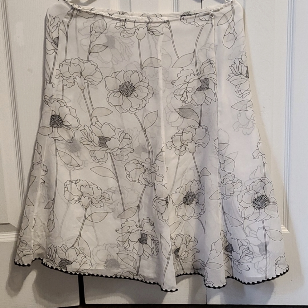 E17: White House/Blk Market size 4 womens skirt